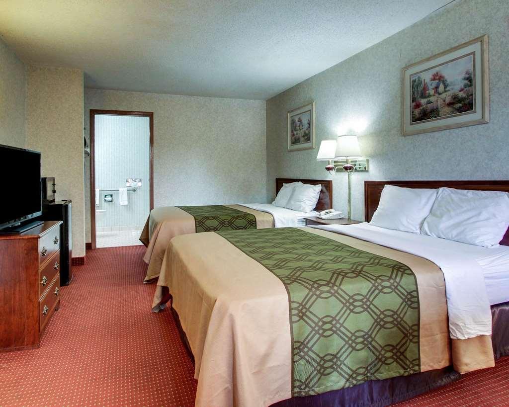 Econo Lodge Inn & Suites Forest Quarto foto