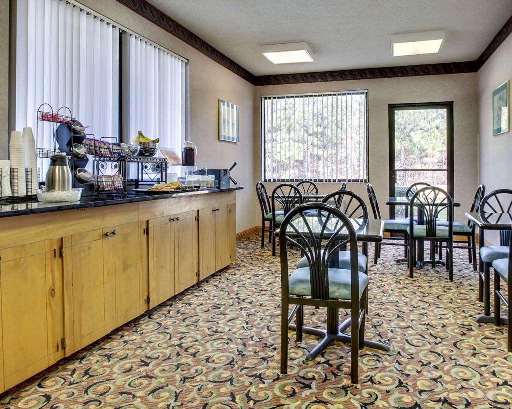 Econo Lodge Inn & Suites Forest Restaurante foto